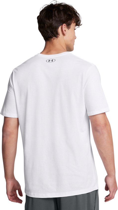 Achterkant van een wit sportshirt met een klein grijs Under Armour logo op de nek.