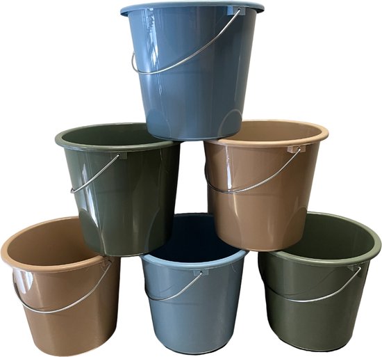 Zes emmers gestapeld, in de kleuren groen, taupe en blauw, met metalen handvatten.