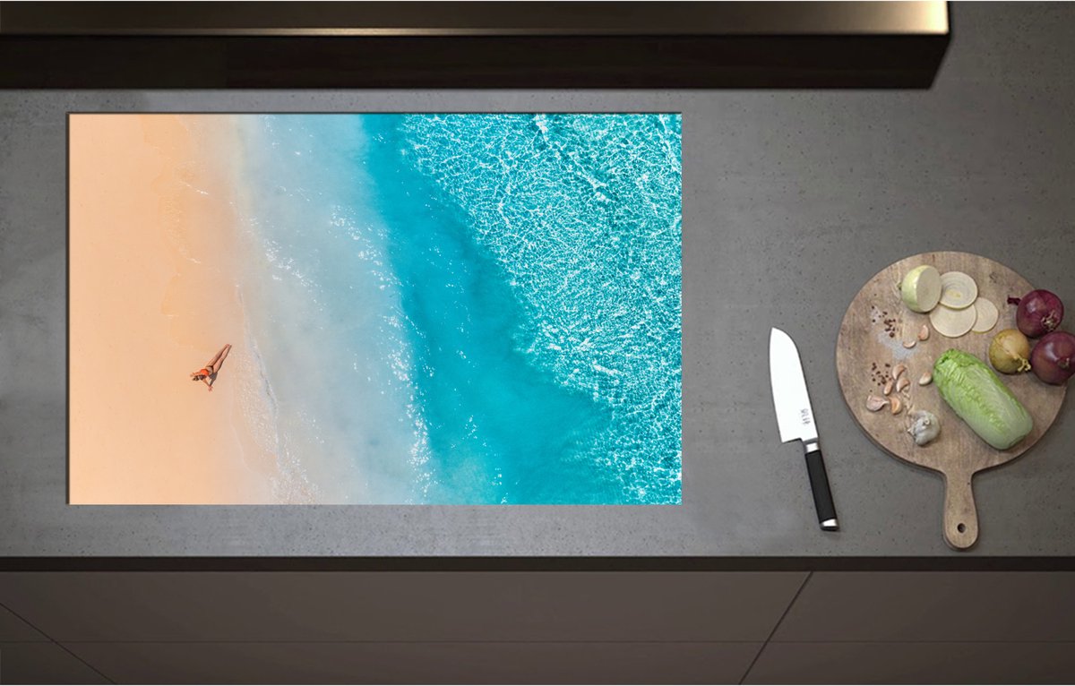 Inductieplaat Beschermer - Bovenaanzicht van Vrouw Liggend op Verlaten Tropisch Strabd - 85x55 cm - 2 mm Dik - Inductie Beschermer - Bescherming Inductiekookplaat - Kookplaat Beschermer van Zwart Vinyl