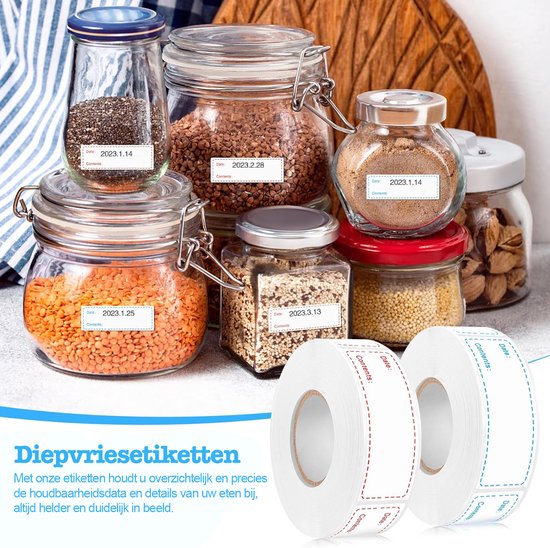 Glazen potten met droge waren, voorzien van labels met datum en inhoud, naast rollen met diepvriesetiketten.