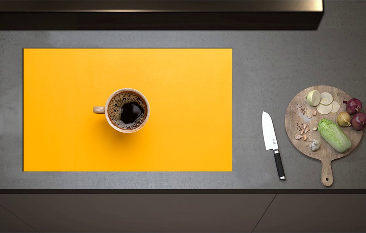 Inductieplaat Beschermer - Bovenaanzicht van Verse Kop Koffie op Okergele Ondergrond - 85x51 cm - 2 mm Dik - Inductie Beschermer - Bescherming Inductiekookplaat - Kookplaat Beschermer van Zwart Vinyl