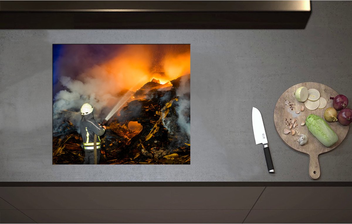 Inductieplaat Beschermer - Brandweerman in Actie bij Rampplek - 59x52 cm - 2 mm Dik - Inductie Beschermer - Bescherming Inductiekookplaat - Kookplaat Beschermer van Zwart Vinyl