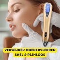 Hand met witte handschoen houdt gouden plasma pen op gezicht van vrouw met moedervlek.