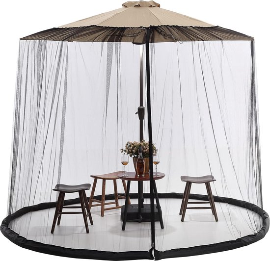 Zwarte parasolklamboe met een kleine tafel, twee krukjes en een paraplu.