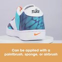Hiel van een Nike sneaker, wit met blauw-paars patroon. Aan te brengen met kwast, spons of airbrush.
