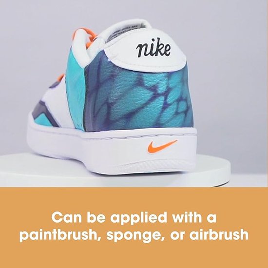 Hiel van een Nike sneaker, wit met blauw-paars patroon. Aan te brengen met kwast, spons of airbrush.