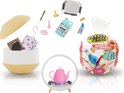 Een Miniverse theepot-knutselset met alle onderdelen uitgestald, inclusief de bolvormige verpakking.