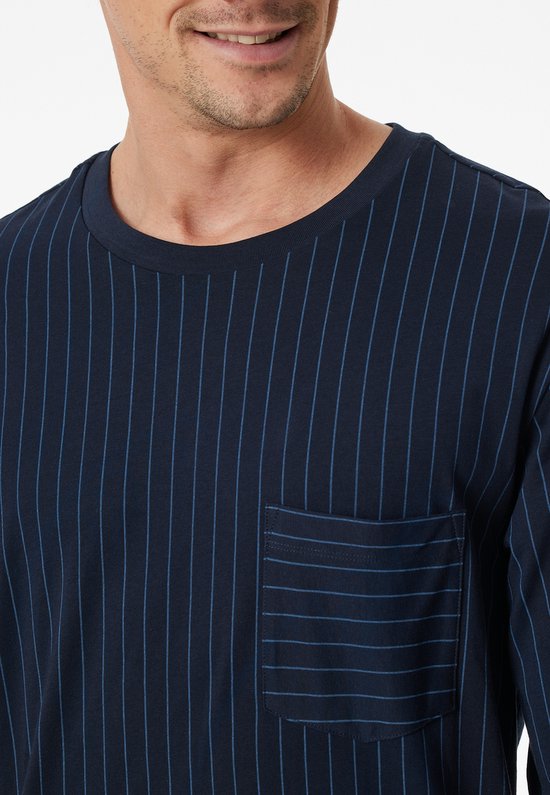 Detail van donkerblauw pyjamashirt met fijne verticale strepen en borstzakje.