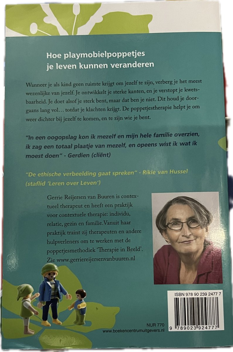 Achterkant boek met titel, tekst en foto van Gerrie Reijersen van Buuren en Playmobil poppetjes.