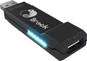 Een gedetailleerde close-up van de zwarte Wingman XB3 converter, met het Brook-logo en een kameleon erop. Blauwe LED-lampjes aan de zijkant.