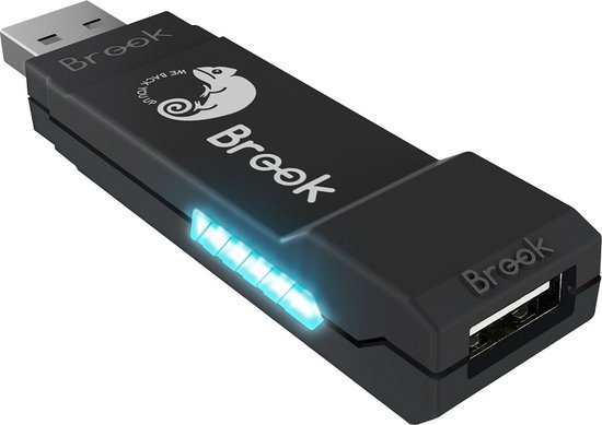 Een gedetailleerde close-up van de zwarte Wingman XB3 converter, met het Brook-logo en een kameleon erop. Blauwe LED-lampjes aan de zijkant.