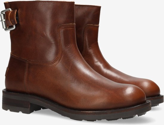 Bruine leren laarsjes met gesp detail op de zijkant, gezien vanaf de voorkant.