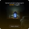 Zwarte Wonact muggenlamp met blauwe gloed op een nachtkastje naast een bed.