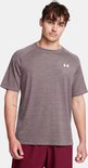 Man draagt een bruin gestreept sportshirt met wit Under Armour logo op de borst.