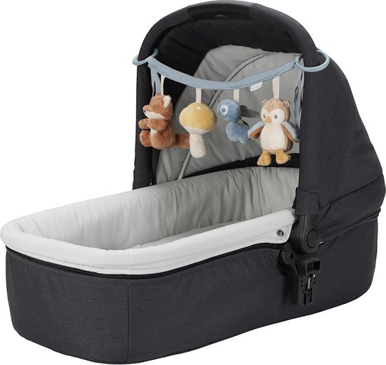 Wagenspanner met vos, paddenstoel, bosbessen en uil in een grijze kinderwagen.