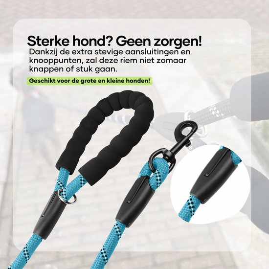 Turquoise hondenriem met zwart ruitpatroon en zachte handgrepen, met een detail van de stevige aansluitingen. Man en hond op de achtergrond.