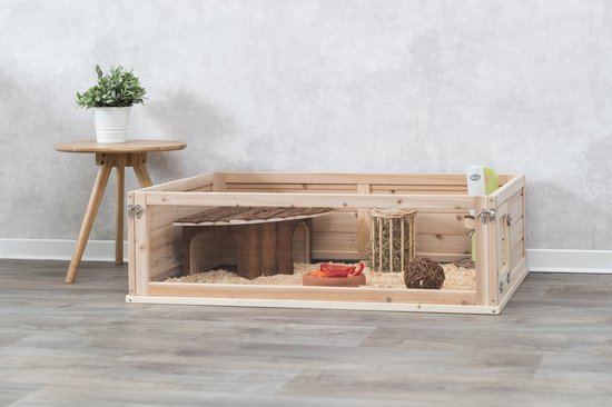 Houten ren met plexiglas voorkant, ingericht met een huisje, voerbak en waterfles.