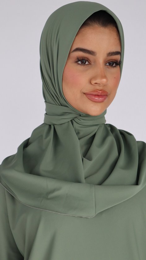Close-up van een lichtgroene hijab gedragen door een model.