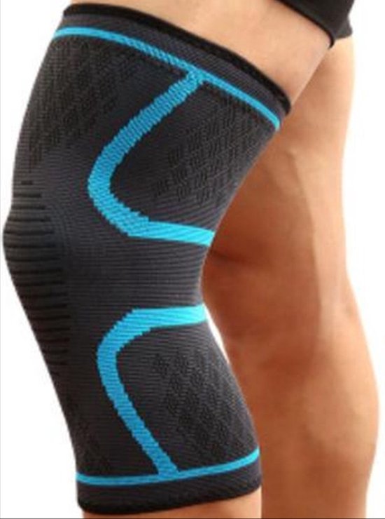 Zwarte kniebrace met blauwe accenten, gedragen op een benige knie.