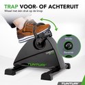 Voeten trappen vooruit en achteruit op de Tunturi Cardio Fit M50 minitrainer.