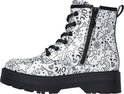 Zilveren laars met veters en rits, bedekt met zwart-witte doodle-print. Grote zwarte plateauzool.