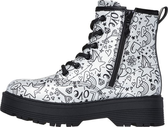 Zilveren laars met veters en rits, bedekt met zwart-witte doodle-print. Grote zwarte plateauzool.