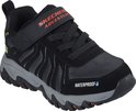 Zwarte lage sneaker met grijze lijnen, rode accenten op de zool, klittenbandsluiting met "SKECHERS ADVENTURE" en "WATERPROOF" opdruk.