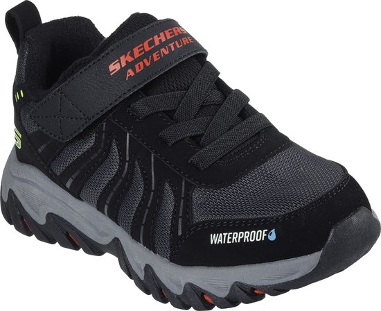 Zwarte lage sneaker met grijze lijnen, rode accenten op de zool, klittenbandsluiting met "SKECHERS ADVENTURE" en "WATERPROOF" opdruk.