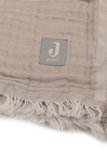 Label 'Jollein' op een lichtbruine mousseline deken met rafels.