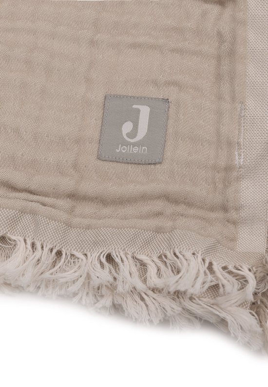 Label 'Jollein' op een lichtbruine mousseline deken met rafels.