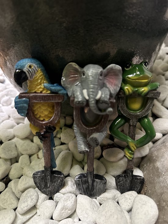 Decoratieve polyresin beeldjes ''Papegaai/olifant/kikker op schep"- Set van 3 stuks - meerkleurig - hoogte 14 x 5 x 1 cm - Woonaccessoires - Tuinaccessoires - Decoratieve beelden