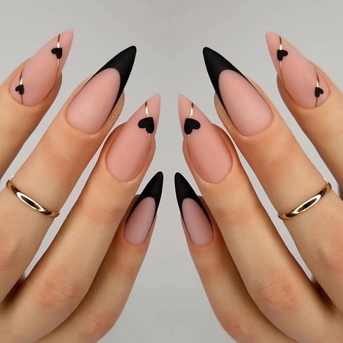 Goedkoopste 24 stuks Medium Length Press On Nails Black and Nude colored Heart Stiletto French Tips - Sterke Punt Nagels - Puntige nagels met Acryl nagels Lijm Kunstnagels - Inclusief self-adhesive glue en nagelvijl - Herbruikbaar makkelijk plaatsen/verwijderen
