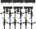 Zwart fietsophangsysteem met zes fietsen en zes helmen, deels groen en deels blauw.