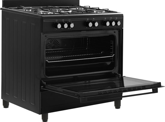 Zwart gasfornuis met open oven deur en 5 branders op het fornuis.
