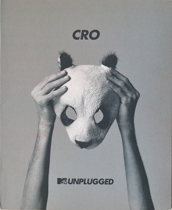 CRO MTV Unplugged albumhoes met een panda-masker dat door handen wordt vastgehouden.