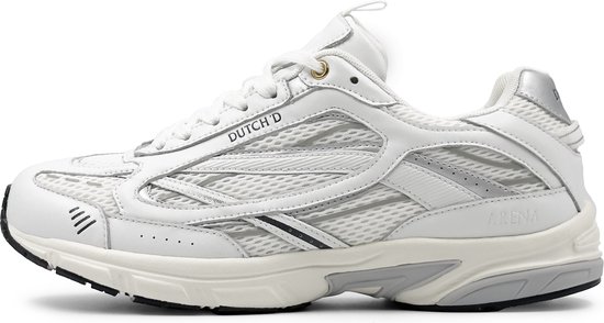 Zijaanzicht van witte sneaker met zilveren lijnen, mesh en "ARENA".