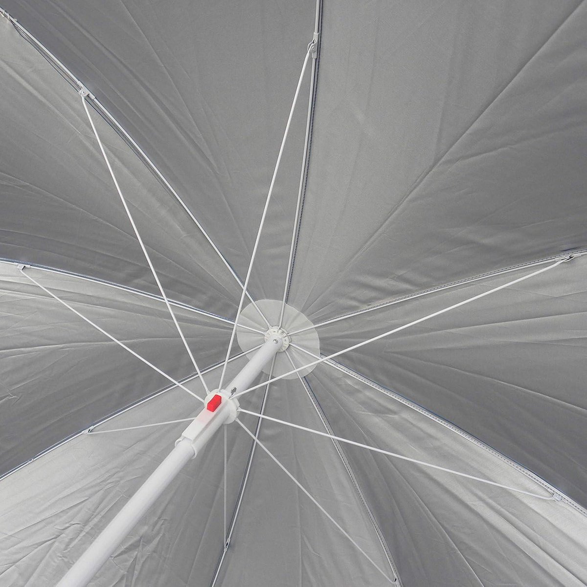 Parasol met een diameter van 180 cm, roestcoating, 8 staven, SPF 50+, en kantelmechanisme.