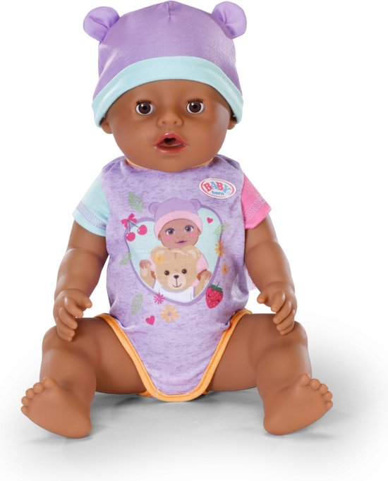 BABY born Eva pop, zittend. Draagt paarse muts met oortjes en paarse bodysuit met berenprint en roze mouwen.