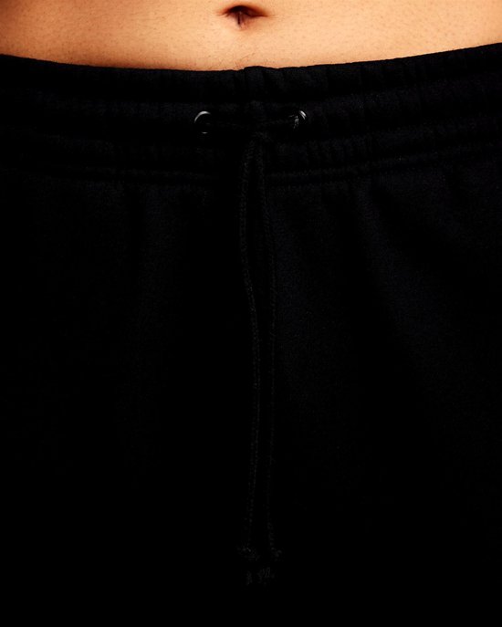 Close-up van de tailleband met trekkoord van een zwarte joggingbroek.