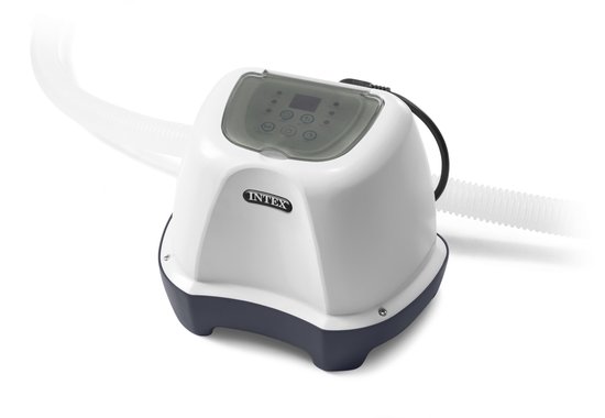 Wit Intex zoutwatersysteem met grijze basis en twee slangen, op zwarte achtergrond.
