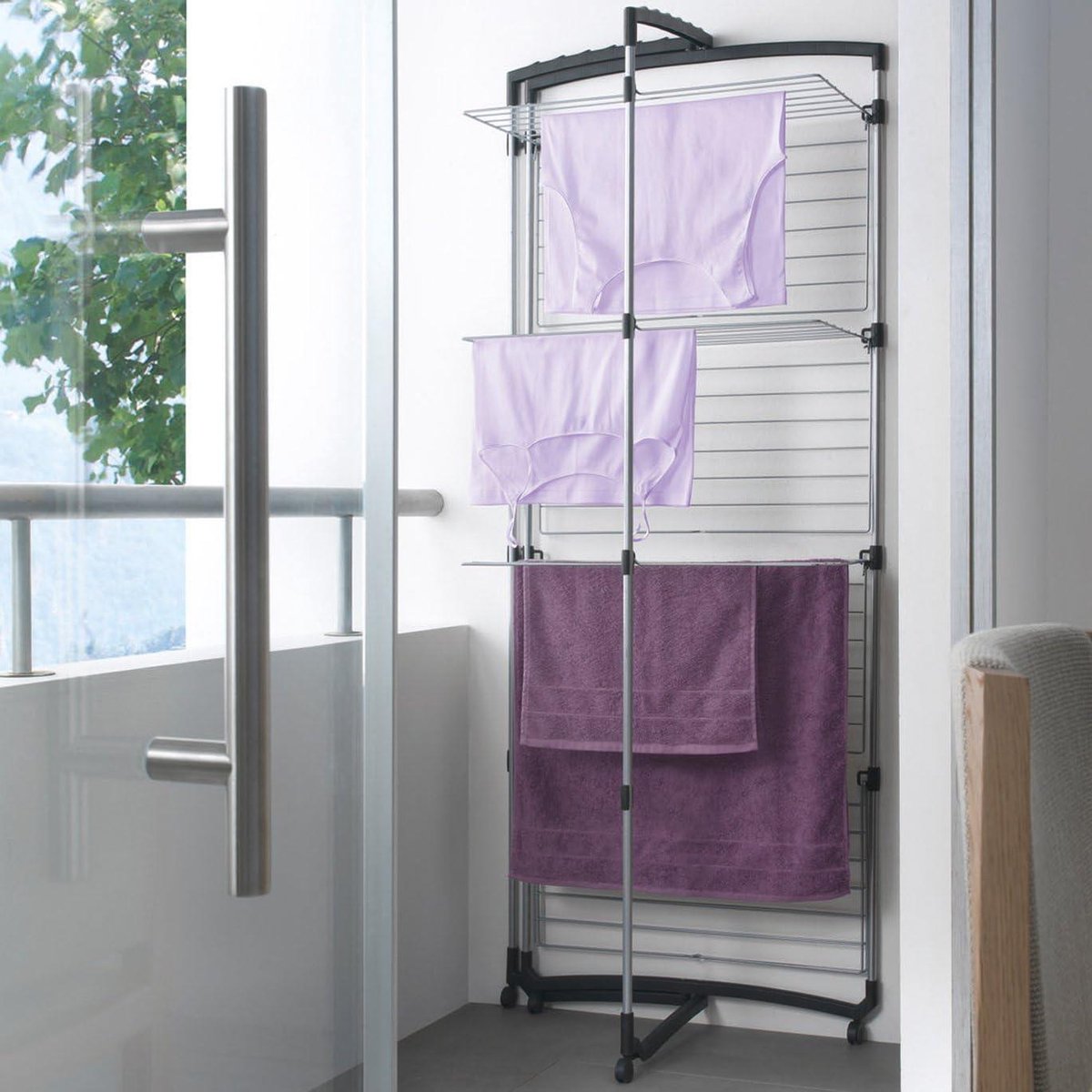 De Mens Meet Onafhankelijk Afwijkingen Van Bepaalde Verticale Wand Van