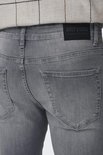 Achterkant van een grijze spijkerbroek met merklabel 'ONLY & SONS'.
