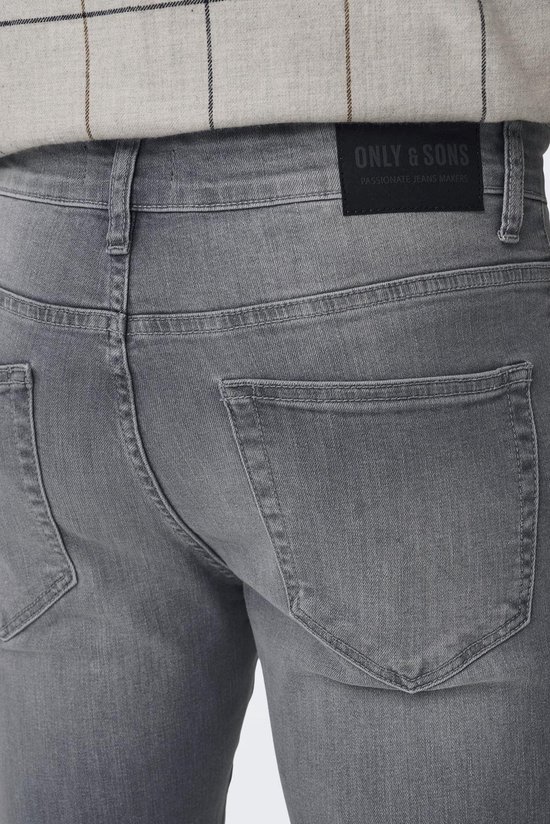 Achterkant van een grijze spijkerbroek met merklabel 'ONLY & SONS'.