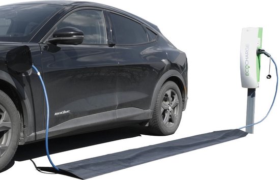 Zwarte laadkabelmat naast een zwarte elektrische auto die wordt opgeladen bij een ECOCHARGE paal.