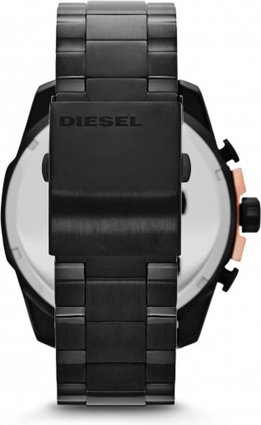 Sluiting van de metalen band van een zwart Diesel horloge.