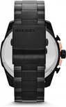 Sluiting van de metalen band van een zwart Diesel horloge.