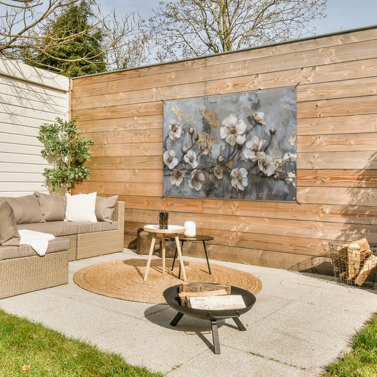 Tuinposter 120x80 cm - Tuindecoratie Bloemen - Wit - Grijs - Goud - Luxe - Poster voor in de tuin - Buiten decoratie - Schutting tuinschilderij - Tuindoek muurdecoratie - Wanddecoratie balkondoek