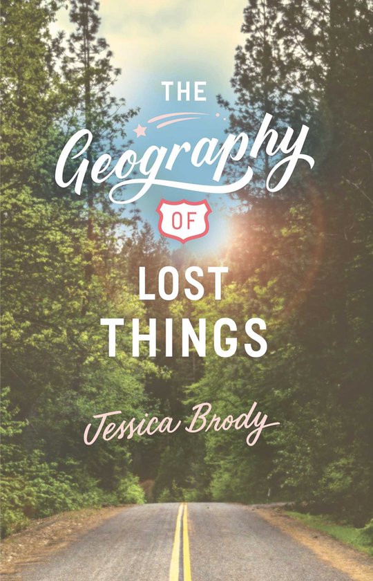 De kaft van het boek 'The Geography of Lost Things' met een weg die een bos binnengaat.