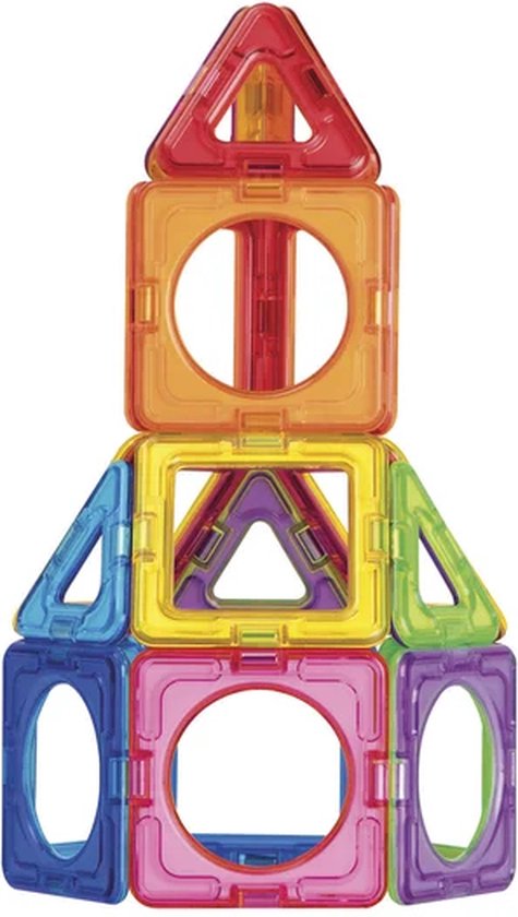 Een huisvormige constructie van veelkleurige magnetische bouwstenen met een rode driehoek als dak.