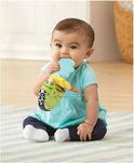 Baby in blauw shirtje bijt op lichtblauwe en gele onderdelen van de VTech rammelsleutel.
